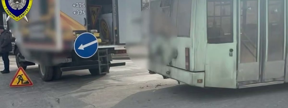 На видео попало, как в Минске троллейбус сбил двух рабочих дорожной службы — Видео