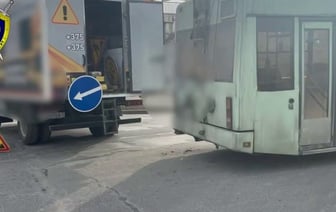 На видео попало, как в Минске троллейбус сбил двух рабочих дорожной службы — Видео