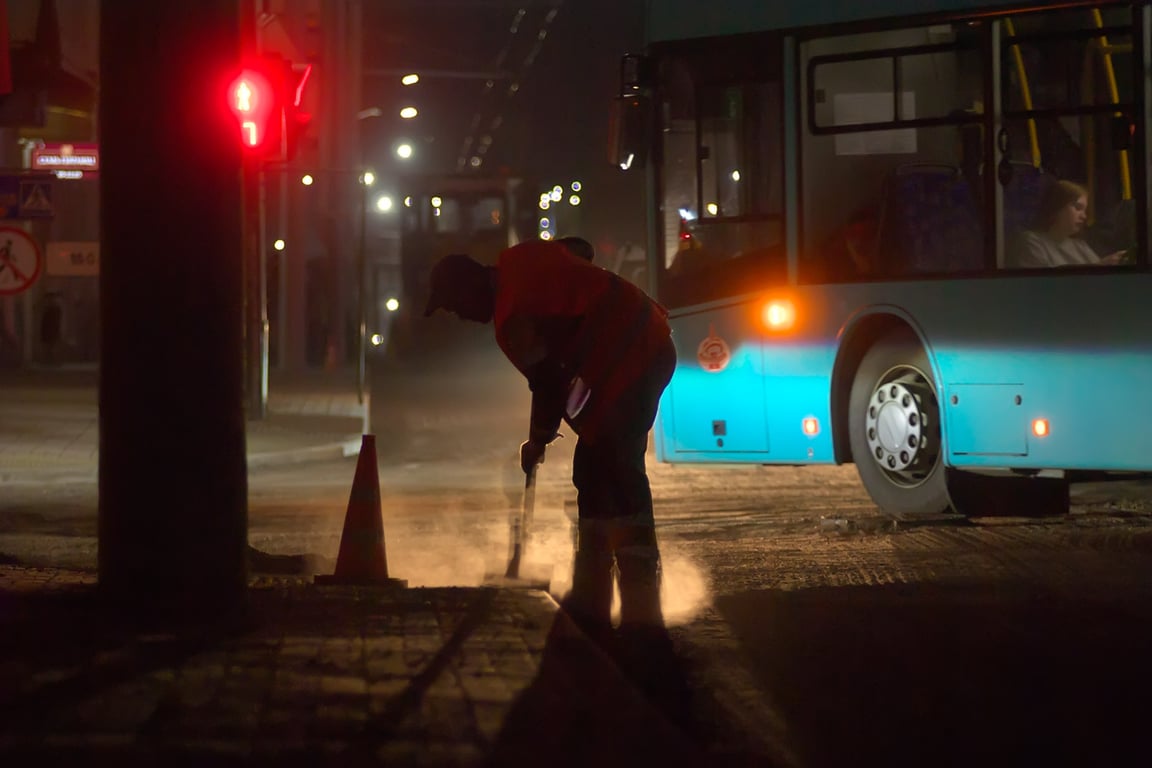 Уборка места работ. Ночные работы по замене асфальтобетонного покрытия на улице Ленина в Витебске. Фото Сергея Серебро