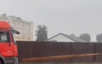 Фура просела в грунте у магазина в Барановичах. Видео, как ее спасали
