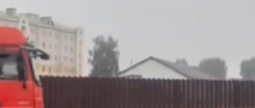 Фура просела в грунте у магазина в Барановичах. Видео, как ее спасали
