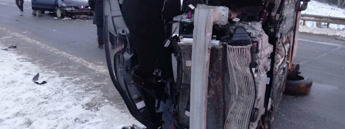 Недалеко от Столбцов столкнулись шесть автомобилей. Виновато солнце? — Видео