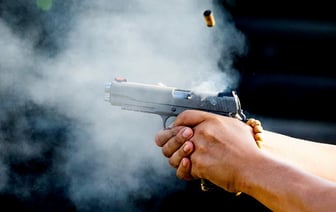 В Брагине милиция открыла огонь во дворе жилой многоэтажки. Что случилось? — Фото