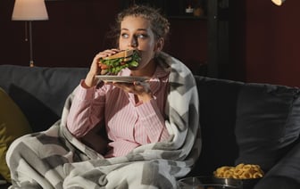 Сколько раз в день нужно есть, чтобы избежать «ночных зажоров»? Нутрициолог назвала 5 блюд, которые не нарушат сон и не отразятся на фигуре — Полезно