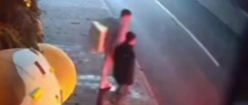 Гродненец украл с фасада магазина декоративный кусок торта для девушки