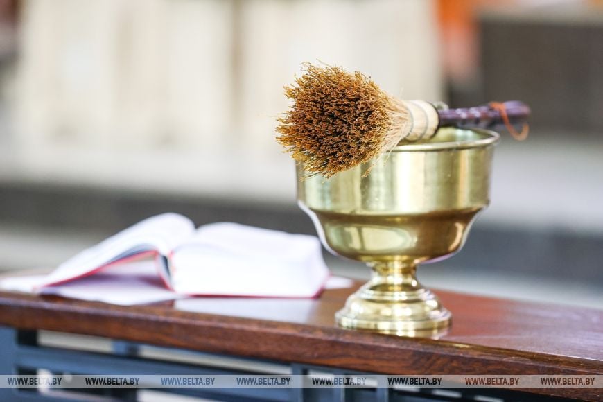 Брестчане приходят в костелы освятить блюда к пасхальному столу