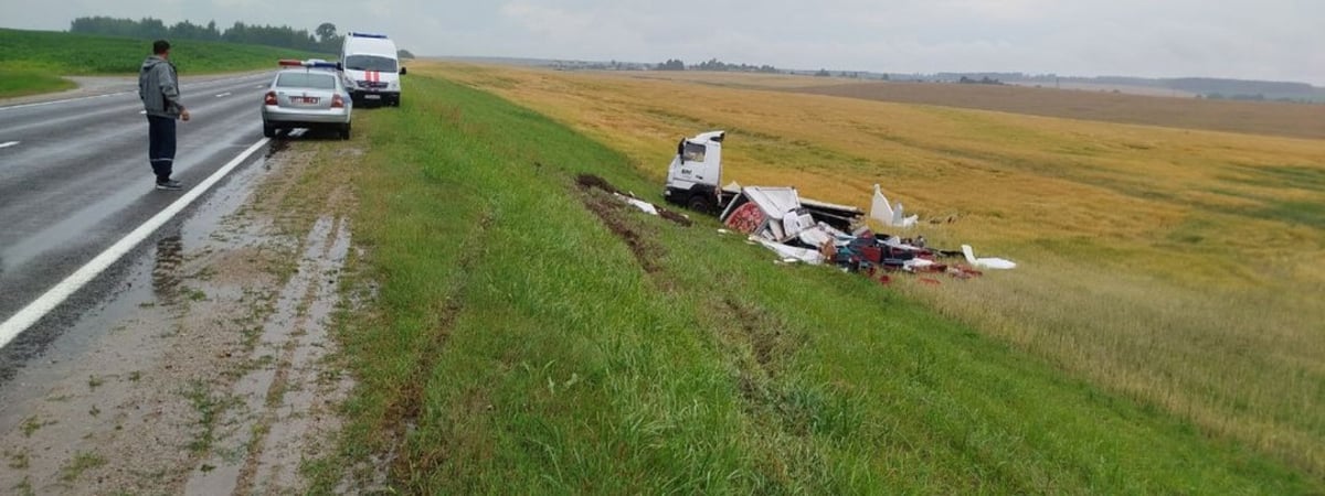 В Зельвенском районе «МАЗ» вылетел в кювет — есть пострадавшие
