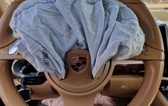 На белорусском аукционе активно торговались за битый Porsche. Какова финальная ставка?