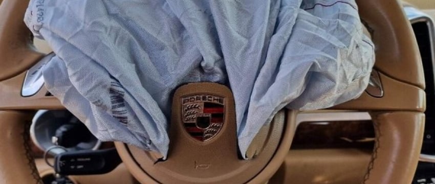 На белорусском аукционе активно торговались за битый Porsche. Какова финальная ставка?
