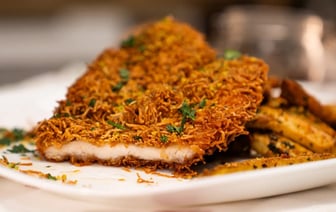 Сочная и хрустящая дубайская котлета с картофелем фри и фисташками. Даже бабушка будет в восторге от этого ужина — Полезно