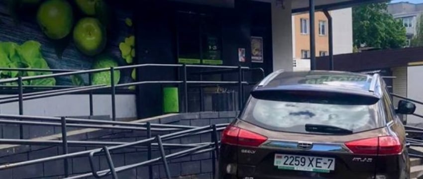 ДТП в Минске: Девушка на авто почти заехала в «Евроопт»