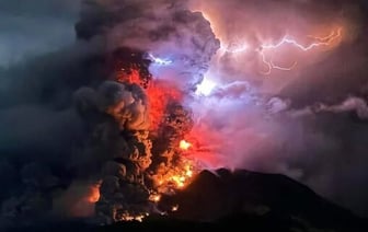 Вулкан Руанг, извергающийся в Индонезии, может вызвать цунами