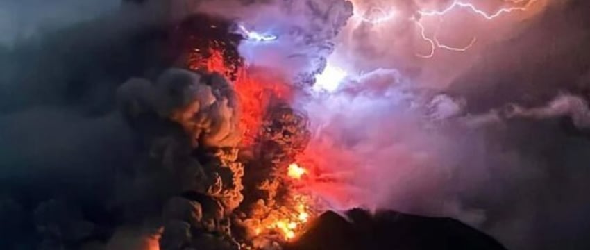 Вулкан Руанг, извергающийся в Индонезии, может вызвать цунами