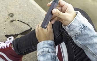 «Забрала электронную сигарету у дочери и втянулась сама». Белоруски рассказали, как они мучительно пытаются бросить курить