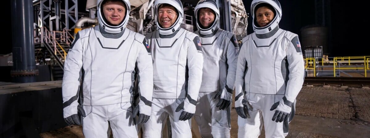 NASA без объяснений отправило в госпиталь 4 астронавтов, только что вернувшихся из космоса — Видео