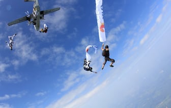 Один человек погиб в результате крушения самолета, использовавшегося для прыжков с парашютом, в Нью-Йорке.