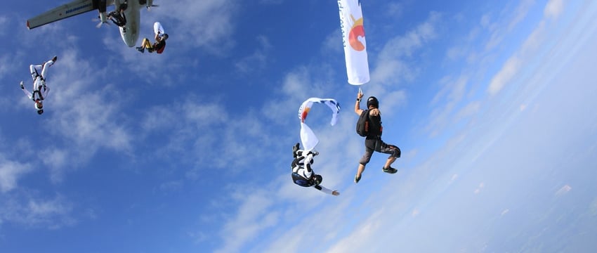 Один человек погиб в результате крушения самолета, использовавшегося для прыжков с парашютом, в Нью-Йорке.