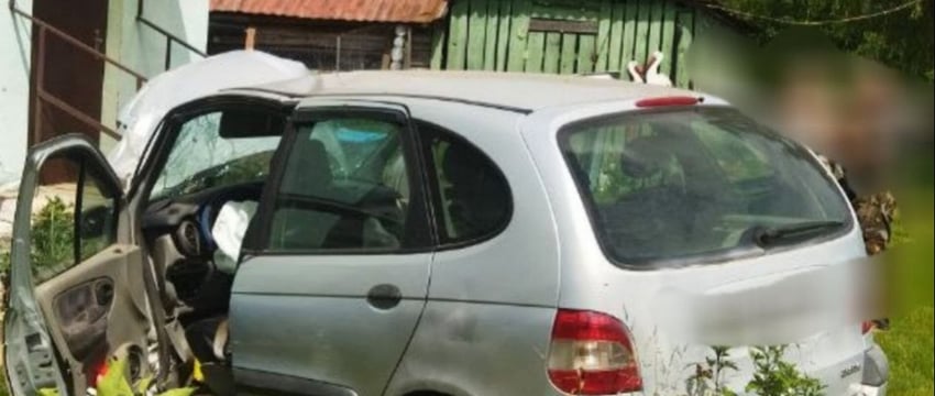 Пенсионер потерял сознание за рулем, легковушка вылетела в кювет и врезалась в дом