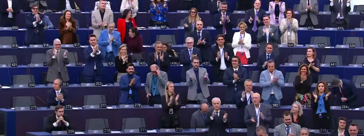 Депутаты Европарламента запели песню после выступления премьера Венгрии Орбана. Что случилось? — Видео