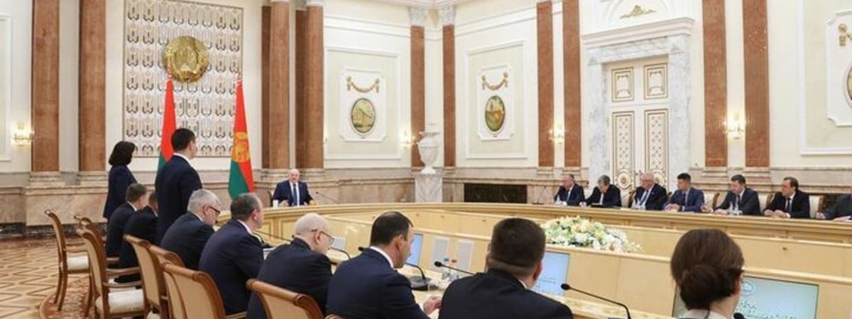 «Там такой хлам». Лукашенко полистал учебник Коли по философии и ужаснулся