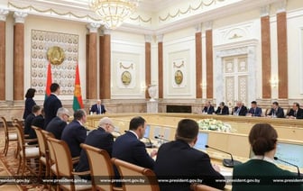 «Там такой хлам». Лукашенко полистал учебник Коли по философии и ужаснулся