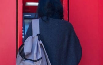 В некоторых банкоматах поменялась система выдачи — не забудьте забрать деньги