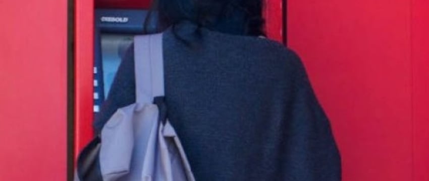 В некоторых банкоматах поменялась система выдачи — не забудьте забрать деньги