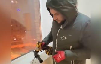 «Я в этом доме живу». Новоселы вычислили соседа, который круглосуточно сверлит (почему-то подъездные стены)