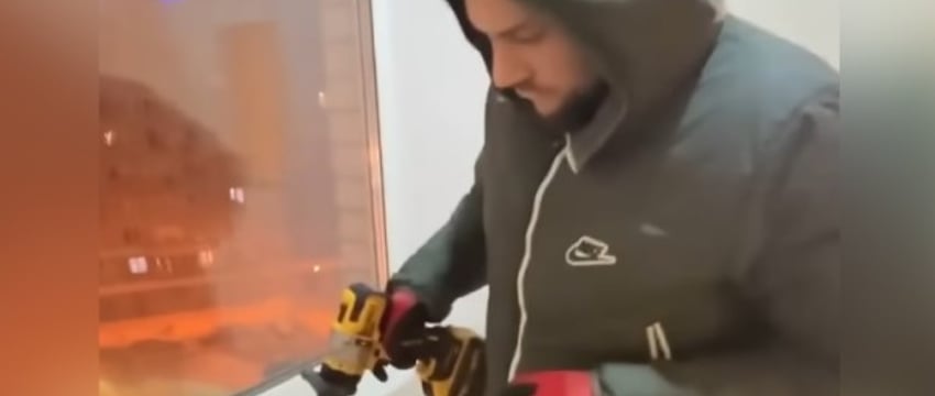 «Я в этом доме живу». Новоселы вычислили соседа, который круглосуточно сверлит (почему-то подъездные стены)