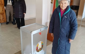 В Бресте 103-летняя жительница пришла на избирательный участок