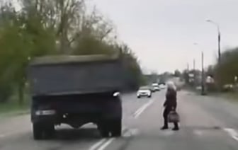 За этот маневр водителя грузовика могут лишить прав. Посмотрите видео