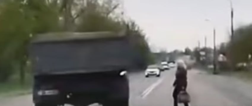 За этот маневр водителя грузовика могут лишить прав. Посмотрите видео