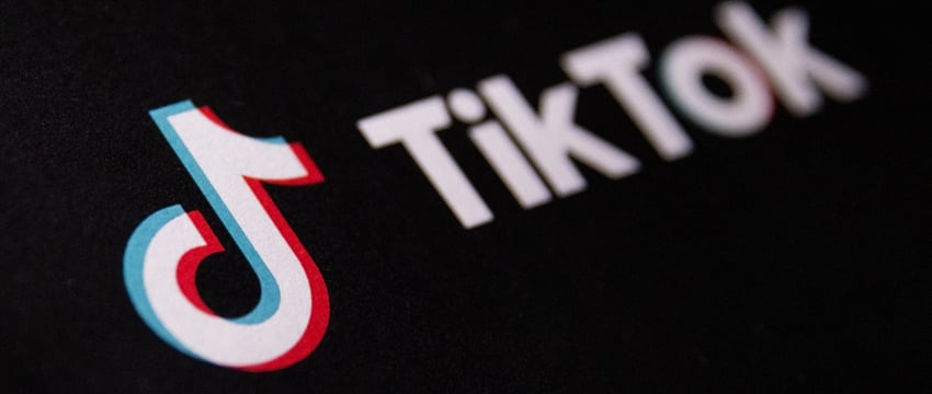 TikTok ограничивает государственные СМИ из-за опасений иностранного влияния.