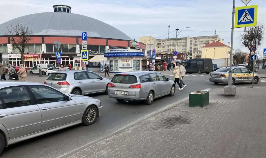 Мужчина предложил оборудовать регулируемый пешеходный переход возле центрального рынка в Бресте