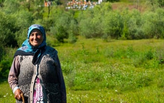 В Могилеве женщина хотела эффектно выйти из заведения, а в итоге разбила дверь