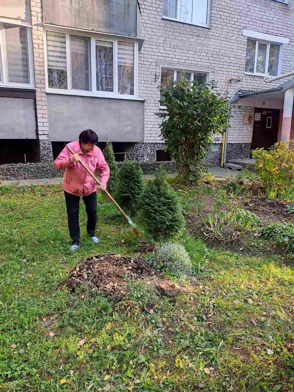 Жители микрорайона Речица показали, как наводят порядок около своего дома