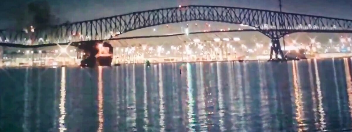 В США мост рухнул в море после столкновения с судном — Видео