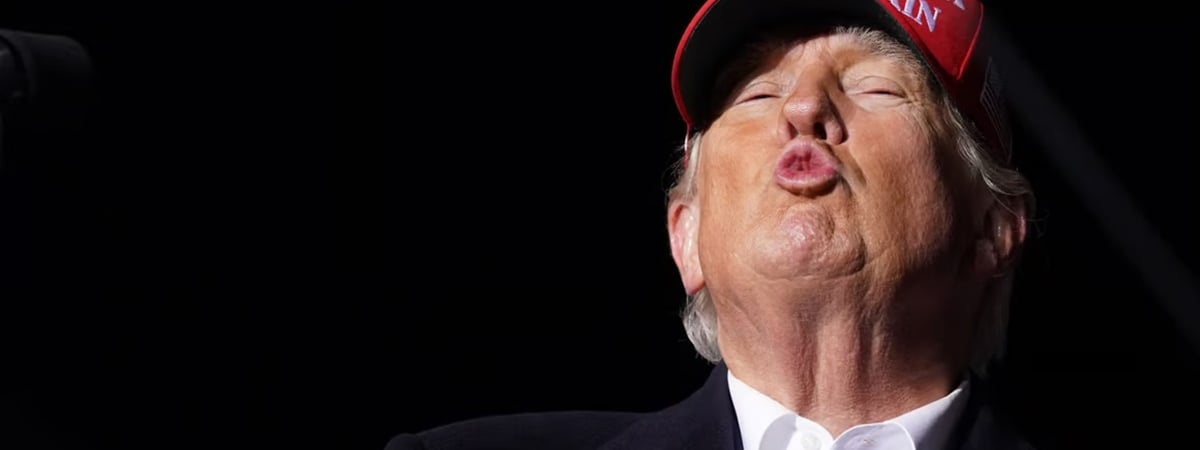 Трамп заявил, что ради тарифных сделок с США «страны целуют ему зад». А что Китай, который обложили на 104%? — Видео