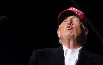 Трамп заявил, что ради тарифных сделок с США «страны целуют ему зад». А что Китай, который обложили на 104%? — Видео