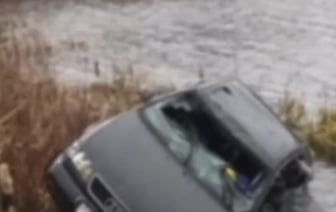 Автомобиль Audi перевернулся и скатился в озеро — водитель погиб