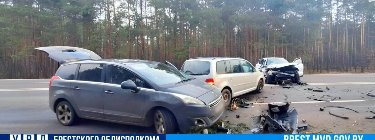 Под Брестом столкнулись три легковушки и трактор. Кто ударил первым? — Фото