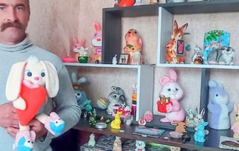 Житель Каменца 28 лет собирает фигурки кроликов из разных уголков мира
