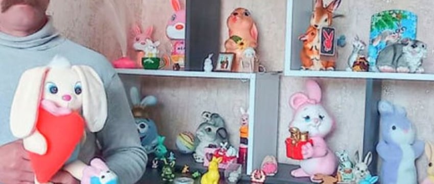 Житель Каменца 28 лет собирает фигурки кроликов из разных уголков мира