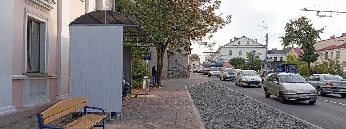Фотофакт. В центре Гродно на остановке установили навес