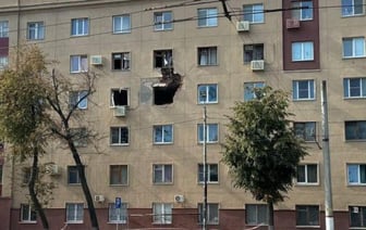 Дрон влетел в жилой дом в Курске – видео