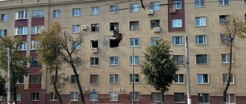 Дрон влетел в жилой дом в Курске – видео