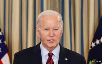 "Я остаюсь в гонке и обыграю Трампа", - говорит Байден.