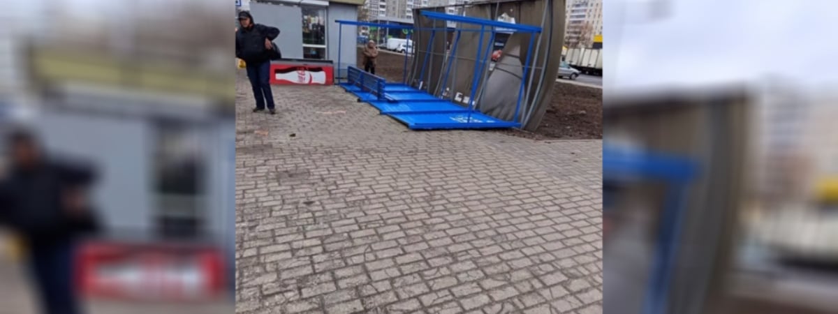 «Чего вы все стоите? Держитееее!» – Штормовой ветер опрокинул остановку в Гомеле — Видео