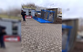 «Чего вы все стоите? Держитееее!» – Штормовой ветер опрокинул остановку в Гомеле — Видео