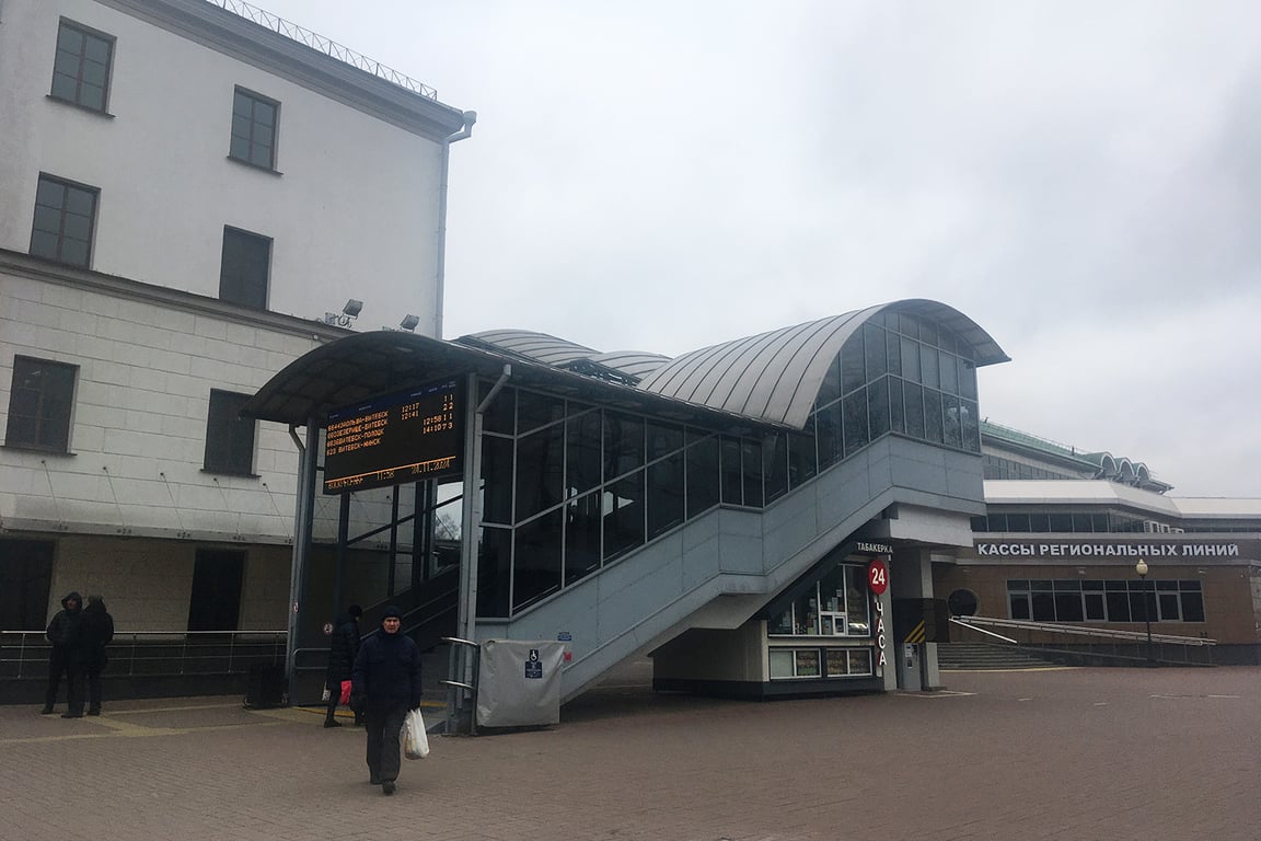 Пешеходный мост витебского вокзала. Фото Сергея Серебро